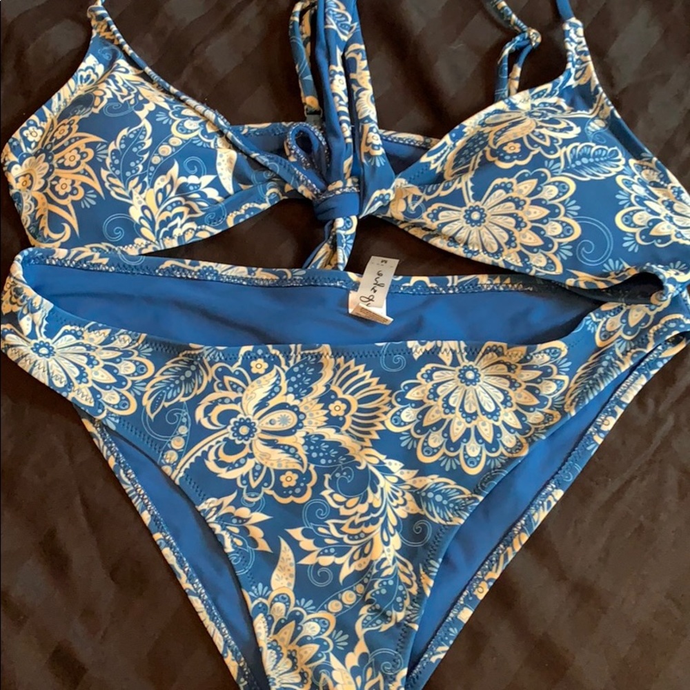 Cupshe Floral Bathing Suit Medium New padded bras